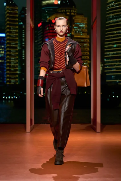 Look 16